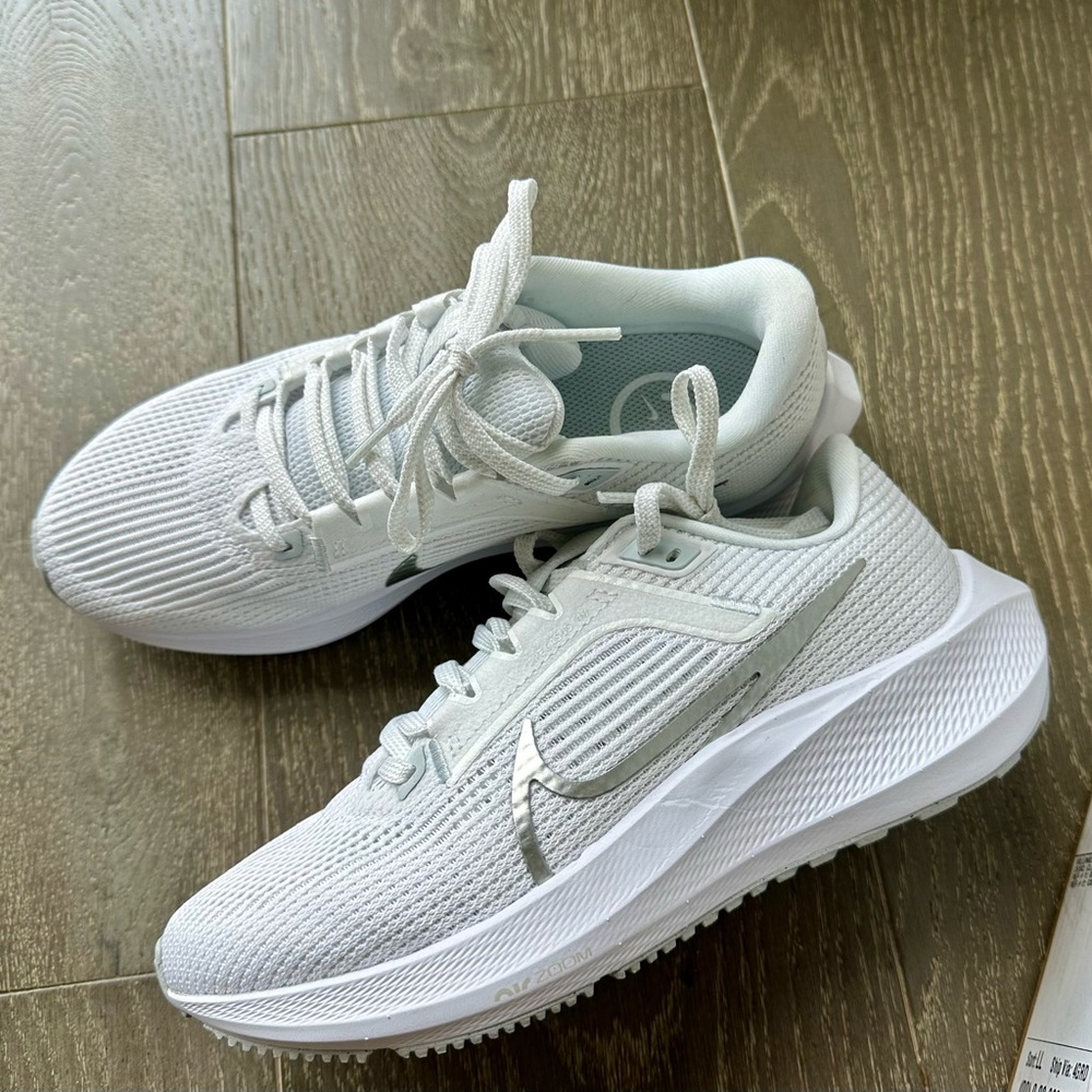 Nike Pegasus 40 size 6 in white